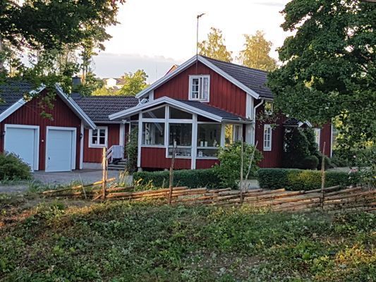 Sjönära hus på landet