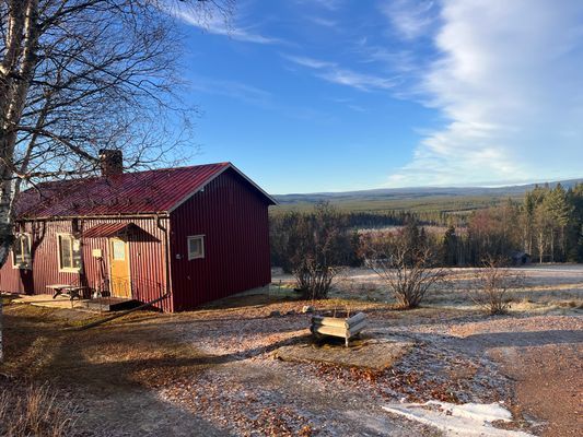 Hyr denna stuga i Rätan på 50 m². 5 sängplatser. 4 000 - 6 500 kr per vecka. Se bilder och tillgänglighet här.