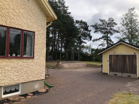 Hyr denna stuga i  på 95 m². 8-9 sängplatser. 6 000 - 7 500 kr per vecka. Se bilder och tillgänglighet här.