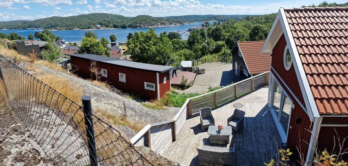 400 m till stranden, fräsch stuga, inhängnad altan