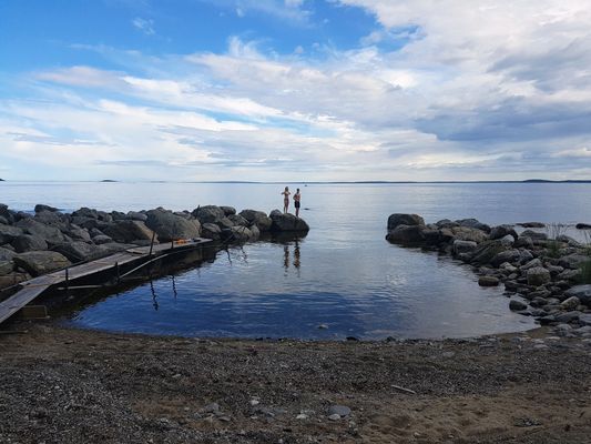 Hyr denna stuga i  på 80 m². 4-6 sängplatser. 7 000 - 8 000 kr per vecka. Se bilder och tillgänglighet här.