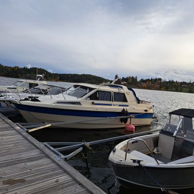 Det är 200 m ner till båtbryggan där man både kan fiska och ta sig ett dopp. Där ligger också en Flipper 760 som man kan hyra med förare för dagsutflykter till nån av de många öarna som finns i närheten. T.ex Ängsö i nationalpark är ett spännande utflyktsmål bara 15-20  minuters färd från bryggan.