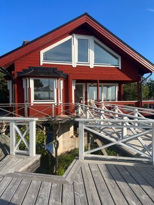 Hyr denna stuga i Muskö på 90 m². 6 sängplatser. 9 500 - 13 800 kr per vecka. Se bilder och tillgänglighet här.