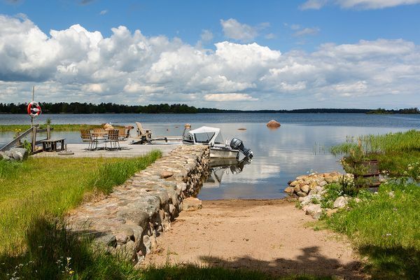 Drömboende med strand och brygga intill Kalmarsund