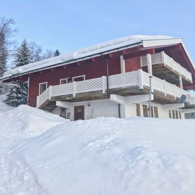 Hyr denna stuga i  på 54 m². 5 sängplatser. 5 500 - 8 500 kr per vecka. Se bilder och tillgänglighet här.