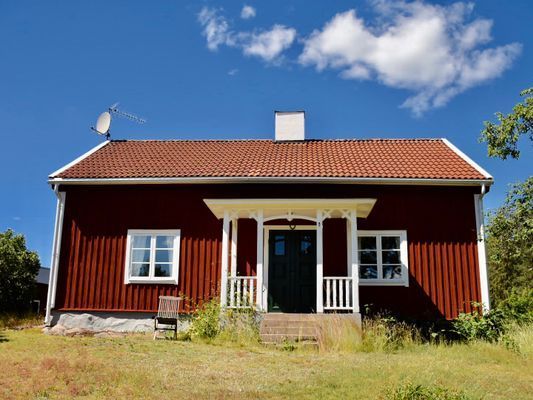 Charmig mangårdsbyggnad med sjöutsikt.