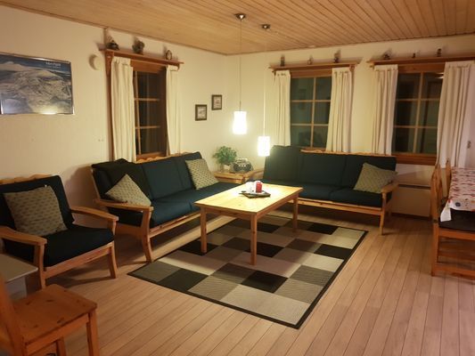 Hyr denna stuga i Idre på 70 m². 8 sängplatser. 5 000 - 7 500 kr per vecka. Se bilder och tillgänglighet här.