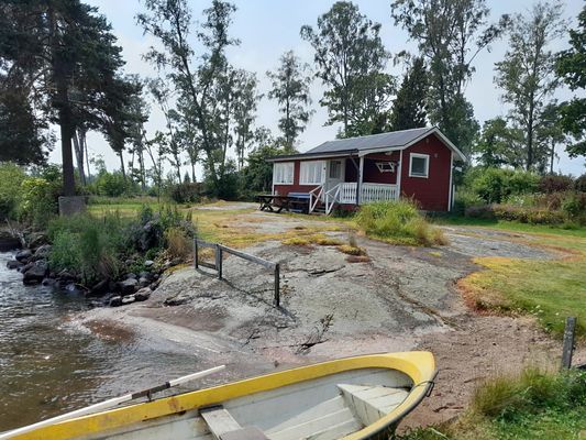 Stuga på sjötomt vid Hjälmaren