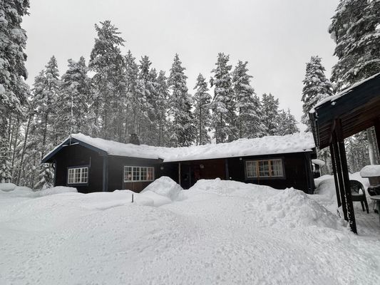 Hyr denna stuga i Mörkret på 70 m². 10-12 sängplatser. 4 000 - 7 000 kr per vecka. Se bilder och tillgänglighet här.