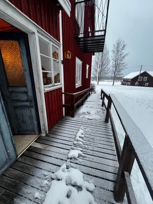 Hus med vita knutar i lantlig miljö - Bild 31