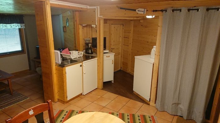 Hyr denna stuga i  på 39 m². 5 sängplatser. 4 300 - 5 200 kr per vecka. Se bilder och tillgänglighet här.