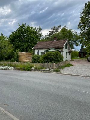 Hyr denna stuga i Eksjö på 60 m². 5-6 sängplatser. Från 5 400 kr per vecka. Se bilder och tillgänglighet här.