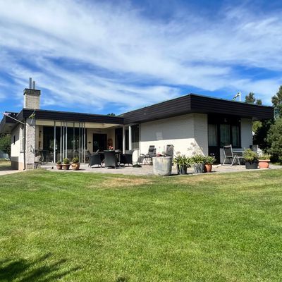 Soldränkt sommarhus i Beddingestrand