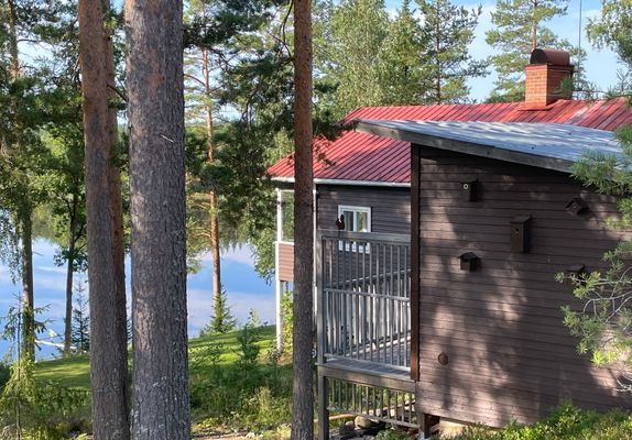 Sjötomt med brygga & bastu i lantlig skogsmiljö.