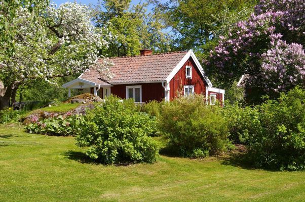 Torpstuga med sjöutsikt i vackra omgivningar.