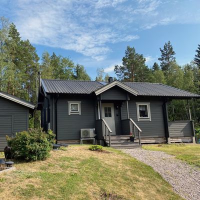 Hyr denna stuga i  på 56 m². 7 sängplatser. 5 900 - 13 900 kr per vecka. Se bilder och tillgänglighet här.