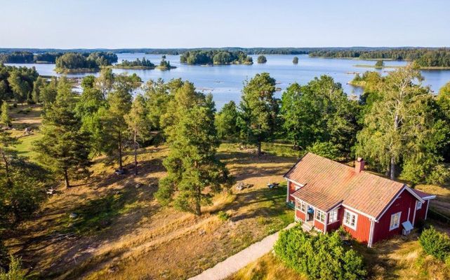 Charmig stuga med sjöläge - Smålandsidyll!