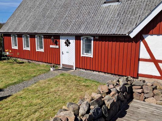 Eget hus och trädgård, nära Arilds Vingård - Bild 1