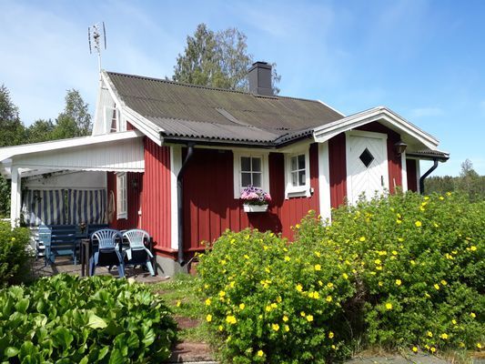 Idyllisk stuga-torp, med vedeldad bastu vid sjön