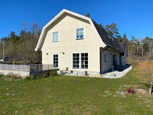 Hyr denna stuga i Visby på 185 m². 6-7 sängplatser. Från 22 500 kr per vecka. Se bilder och tillgänglighet här.