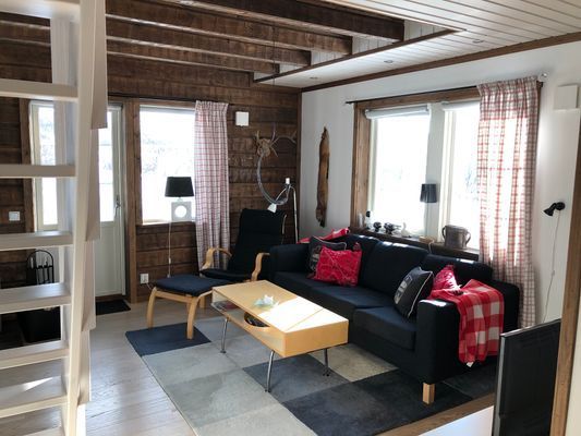 Hyr denna stuga i  på 95 m². 6 sängplatser. 11 000 - 14 000 kr per vecka. Se bilder och tillgänglighet här.