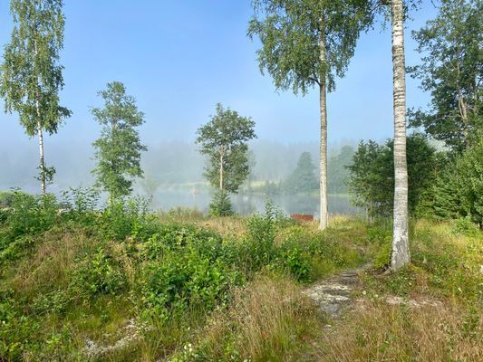 Bild 3 på Hus med sjöutsikt och nära skog.