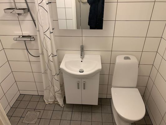 Mysig stuga med sjöutsikt, gästhus och stor altan - Bild 13