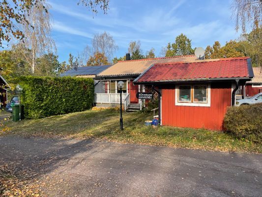 Hyr denna stuga i Figeholm på 45 m². 4 sängplatser. 6 000 - 7 300 kr per vecka. Se bilder och tillgänglighet här.