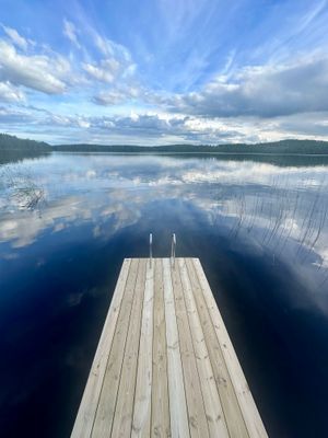 Torp i Bullerbymiljö vid Hölesjön