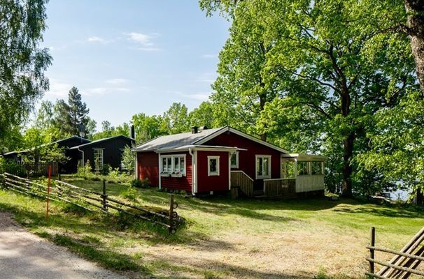 Charmigt sommarhus på sjötomt, egen brygga och båt