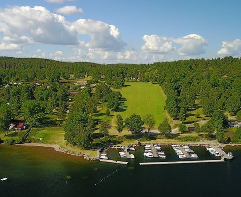 Drönarbild över Rönnäs och hamnen. Vår stuga ligger till höger en bit från hamnen. Syns ej på bilden.