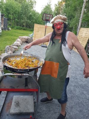 Vår förträfflige amatörmästerkock tillagar jättegod paella. Beställ några dar i förväg vad du vill han ska laga åt er  och få prisuppgift!