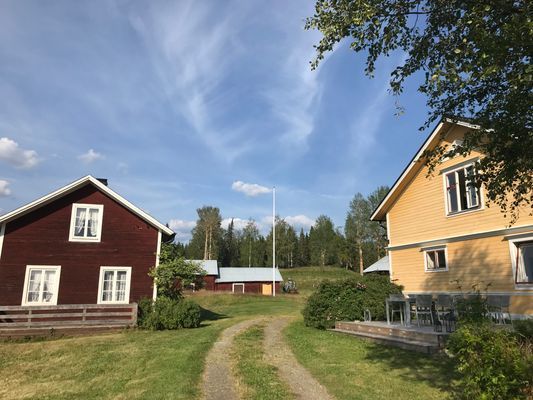 Lantligt hus med fjällutsikt vid stor sjö