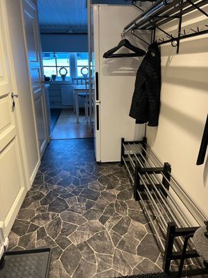 Hyr denna stuga i  på 77 m². 10 sängplatser. Från 14 500 kr per vecka. Se bilder och tillgänglighet här.