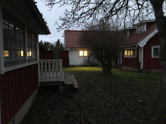 Innergården med gårdshuset till höger.