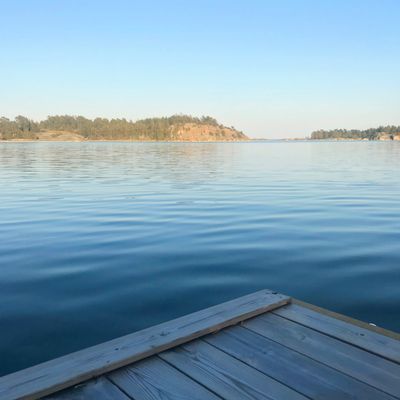 Ligg raklång på bryggan och bara njut.