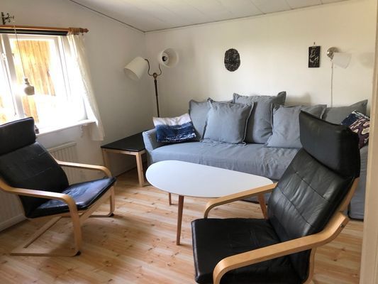 TV-rum med fåtöljer och en ny 3-sits bäddsoffa och plats för 2 sängliggande personer