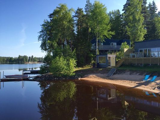 Sommarhus med strand, brygga och bastu vid sjön!