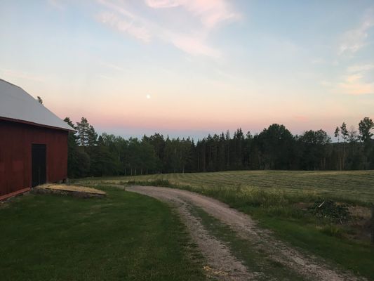 Vägen utanför huset och mycket plats att parkera