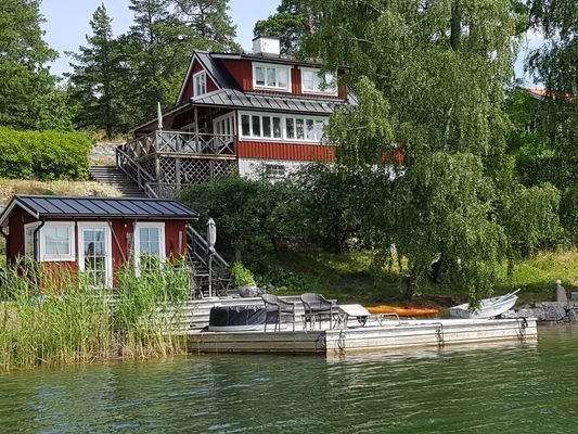 Sjöställe på ö med egen brygga, strand och bastu