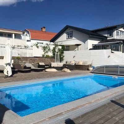 Mysigt hus med pool i centrala Lysekil