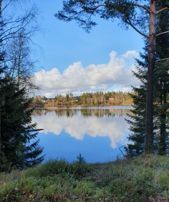 En vacker vårdag från andra sidan sjön