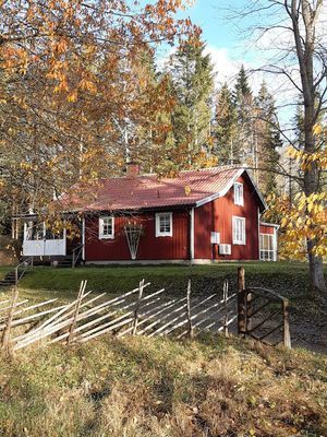 Idylliskt hus, med vedeldad bastu vid sjön