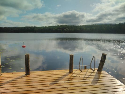 Idylliskt torp med sjötomt och brygga