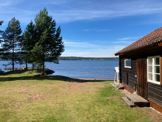 I byggnaden till höger finns duschen. Vår egna strand rakt fram.