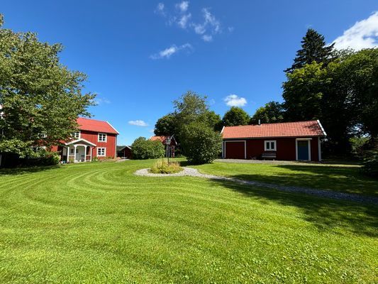 Charmig stuga i rofylld miljö i Kalvsås.