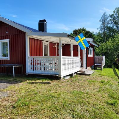 Hyr denna stuga i  på 50 m². 2-4 sängplatser. Från 4 300 kr per vecka. Se bilder och tillgänglighet här.