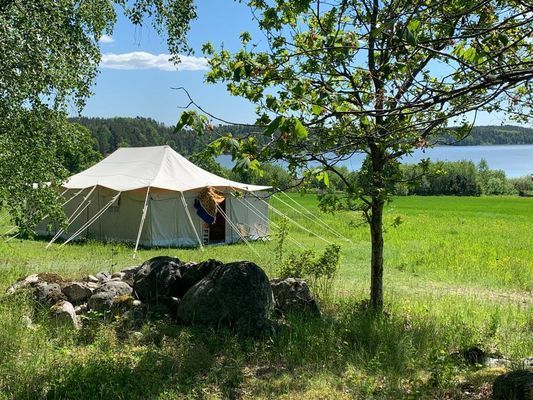 Hyr denna stuga i Stigtomta på 60 m². 8 sängplatser. 10 000 - 12 000 kr per vecka. Se bilder och tillgänglighet här.