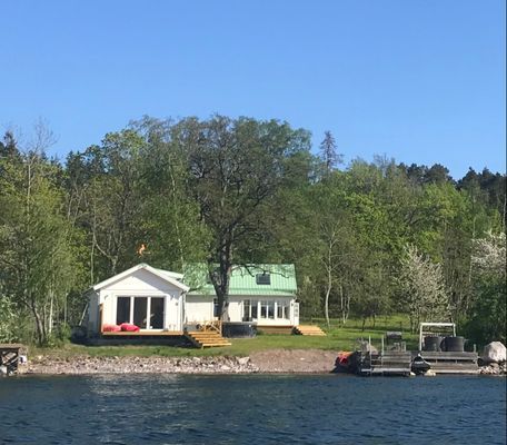 Sjöställe med egen brygga och spabad på Blidö