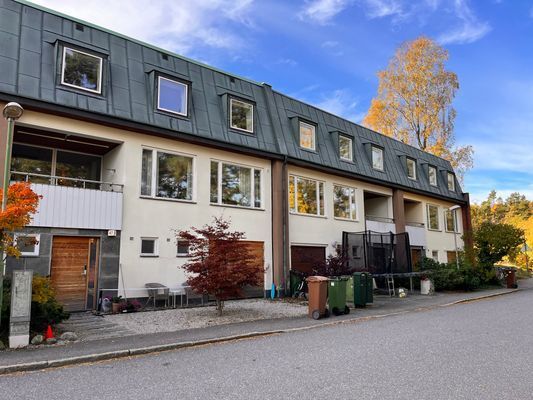 Hyr denna stuga i Saltsjöbaden på 200 m². 8 sängplatser. 20 000 - 25 000 kr per vecka. Se bilder och tillgänglighet här.